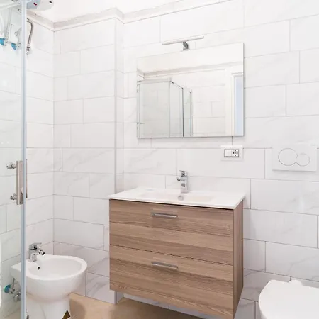 Guesthost - Scaringi Palace B Apartament Trani